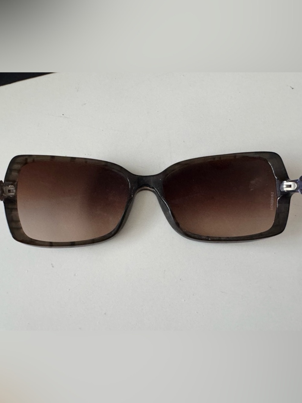 CHANEL Vintage 5218 Sunglasses — Brown Gradient Tortoise — Quilted Case - Picture 9 of 14